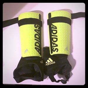 Shin Guards - Boys size M - good condition